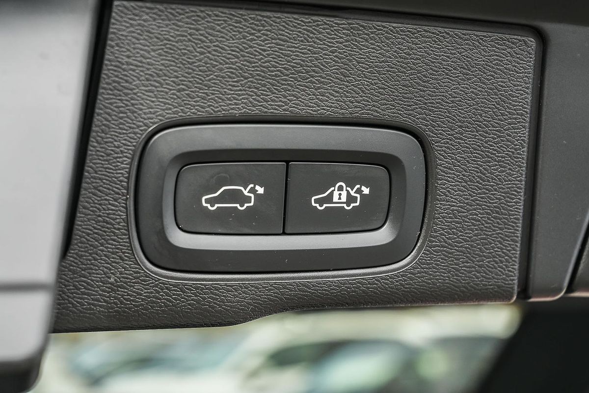 2024 Volvo XC60 Recharge Ultimate T8 Plug-In Hybrid