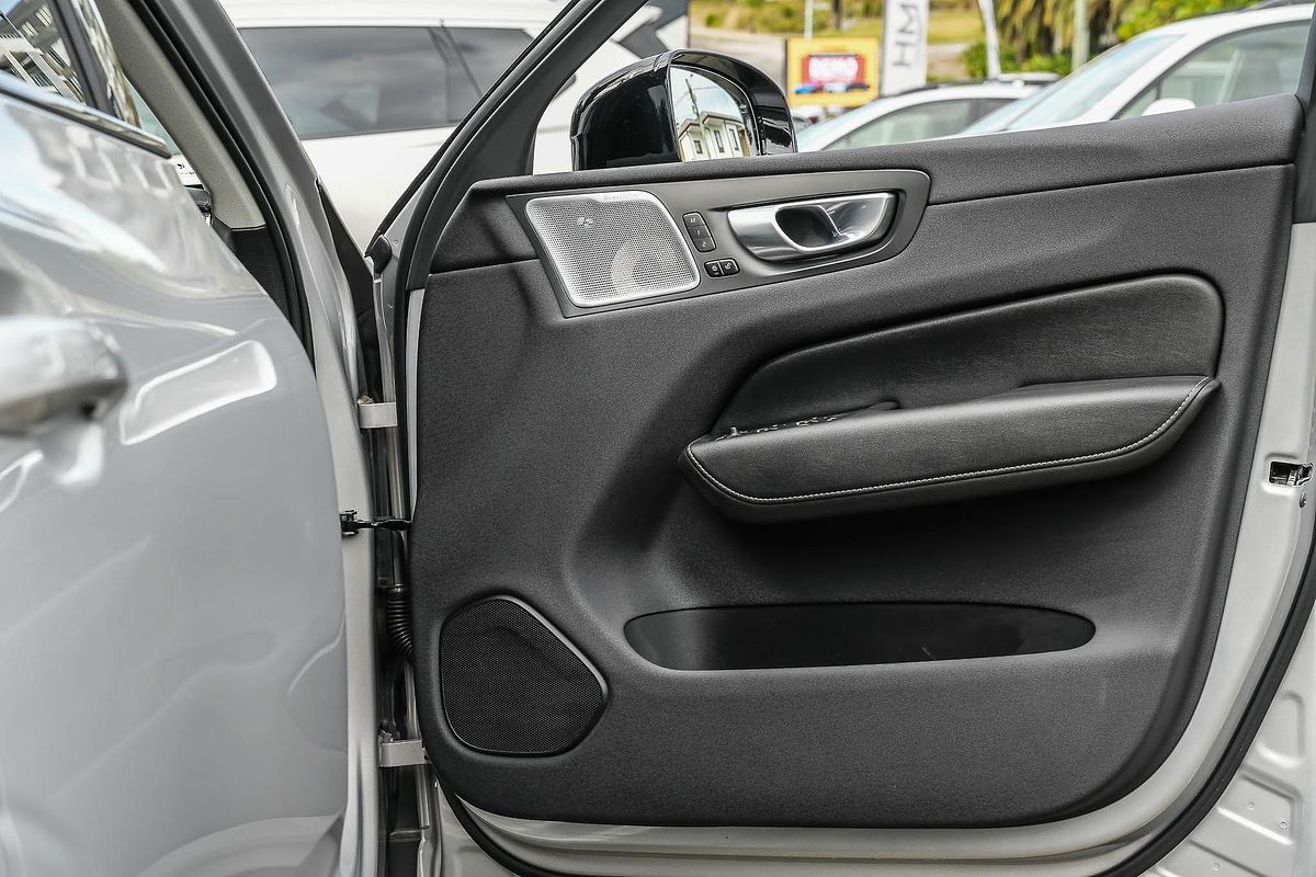 2024 Volvo XC60 Recharge Ultimate T8 Plug-In Hybrid