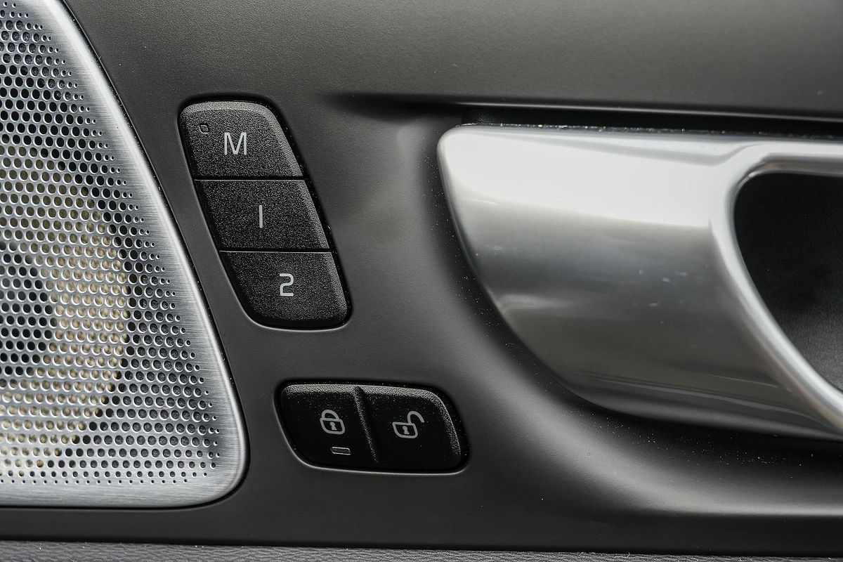 2024 Volvo XC60 Recharge Ultimate T8 Plug-In Hybrid