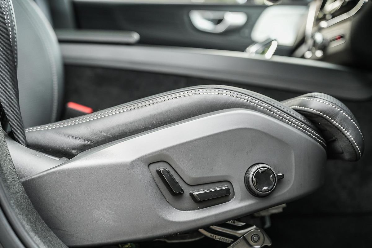 2024 Volvo XC60 Recharge Ultimate T8 Plug-In Hybrid