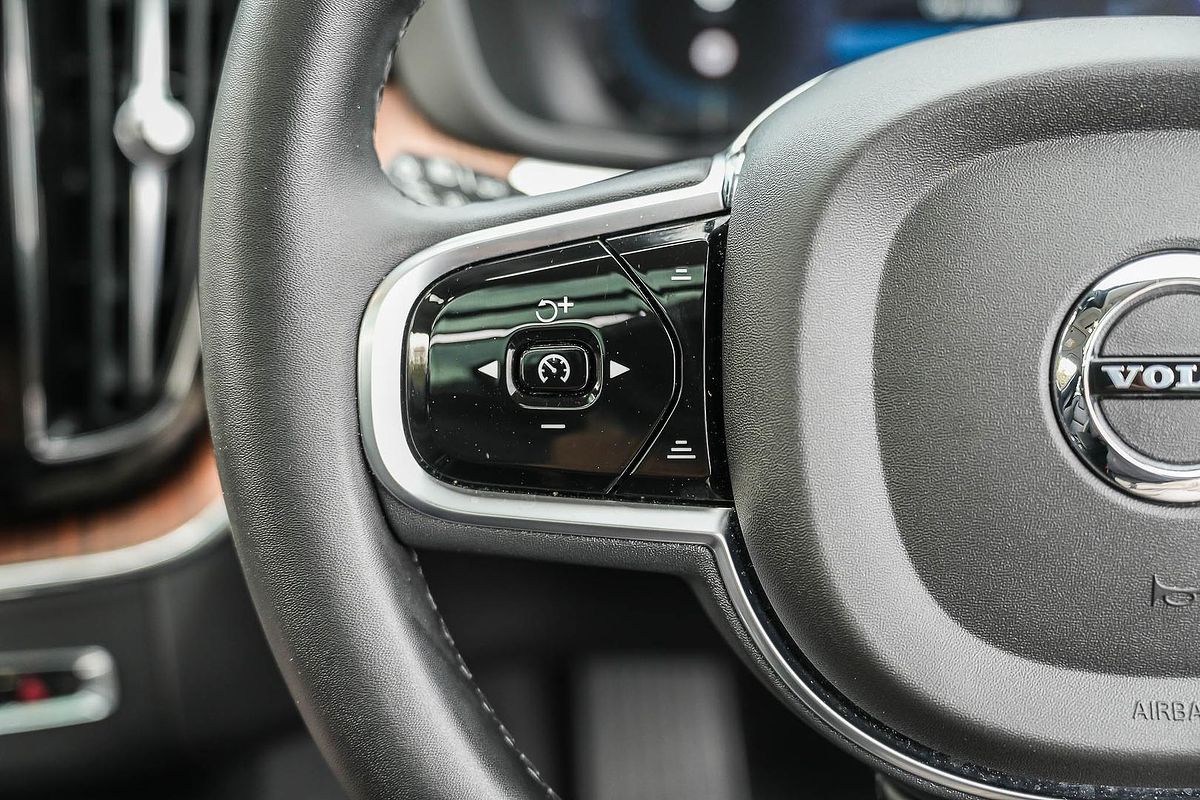 2024 Volvo XC60 Recharge Ultimate T8 Plug-In Hybrid