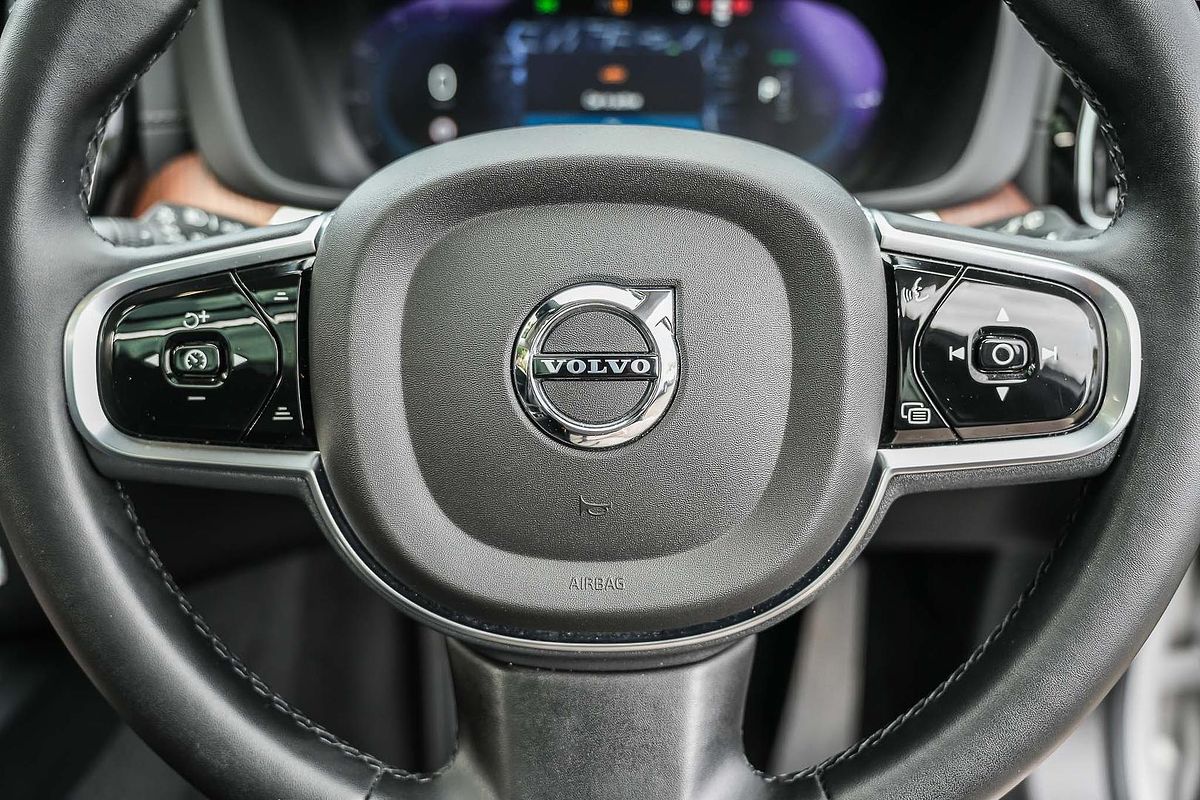 2024 Volvo XC60 Recharge Ultimate T8 Plug-In Hybrid