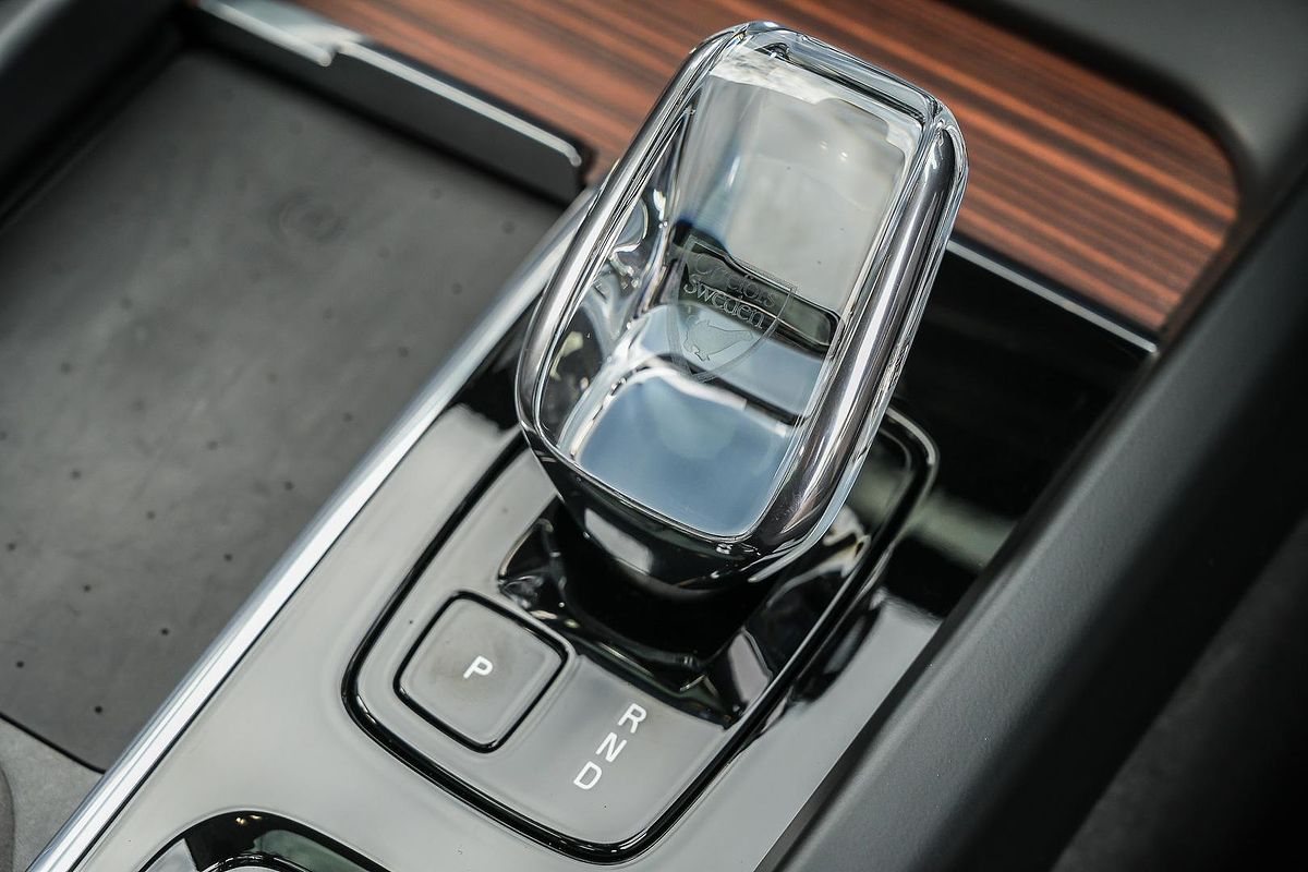 2024 Volvo XC60 Recharge Ultimate T8 Plug-In Hybrid
