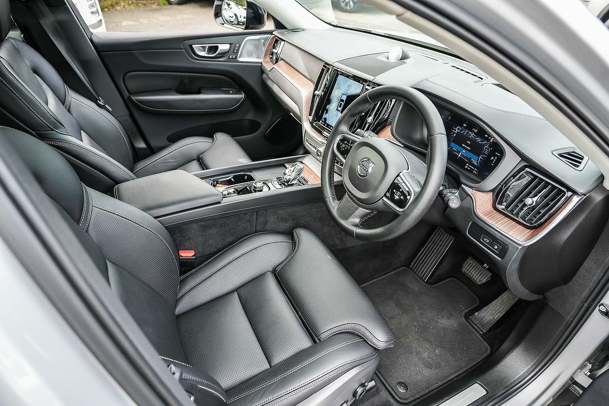2024 Volvo XC60 Recharge Ultimate T8 Plug-In Hybrid