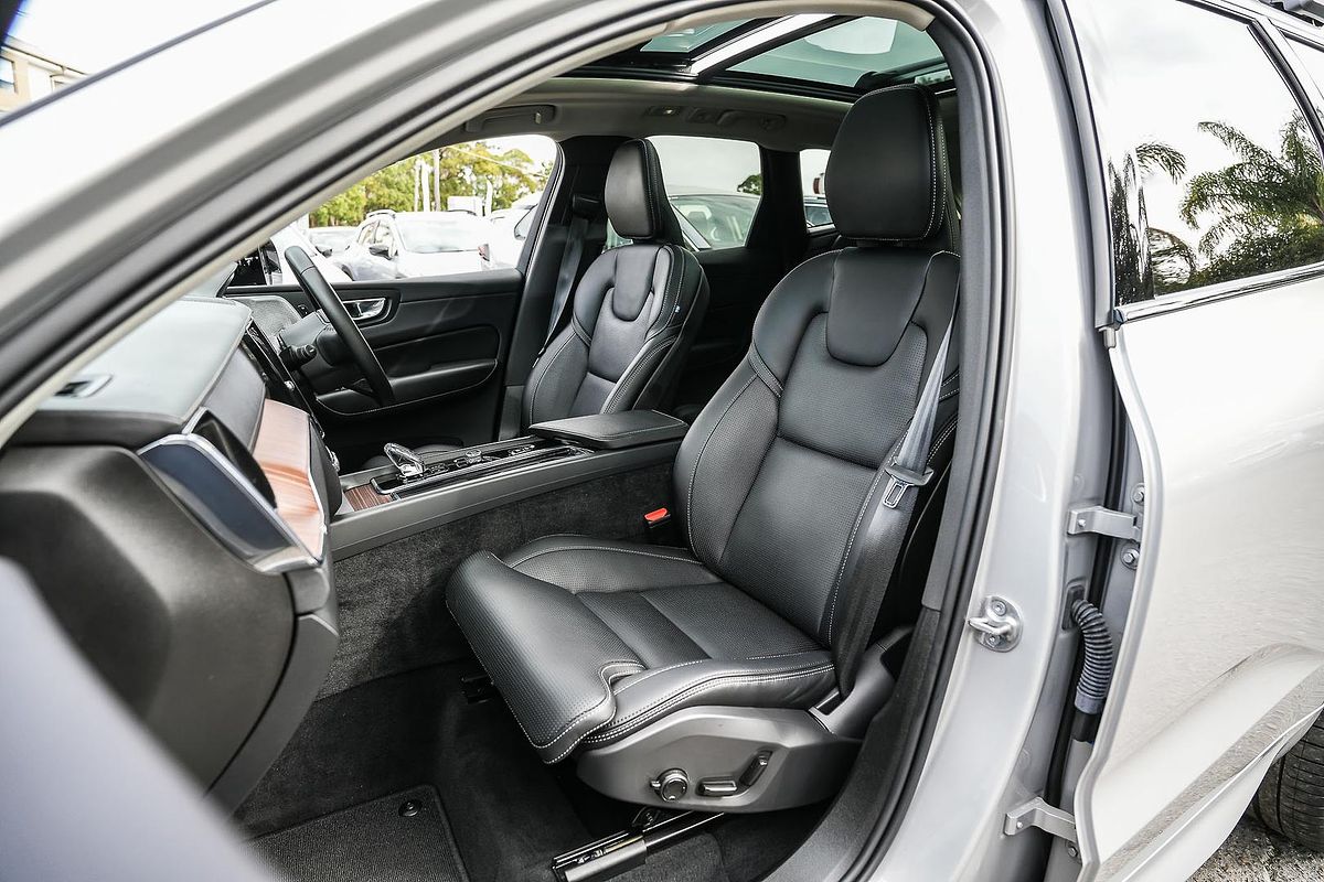 2024 Volvo XC60 Recharge Ultimate T8 Plug-In Hybrid