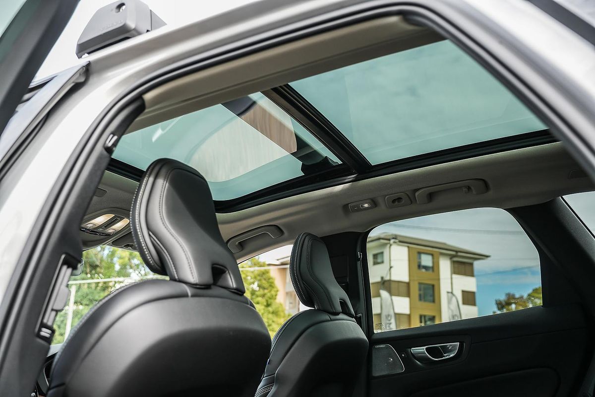2024 Volvo XC60 Recharge Ultimate T8 Plug-In Hybrid
