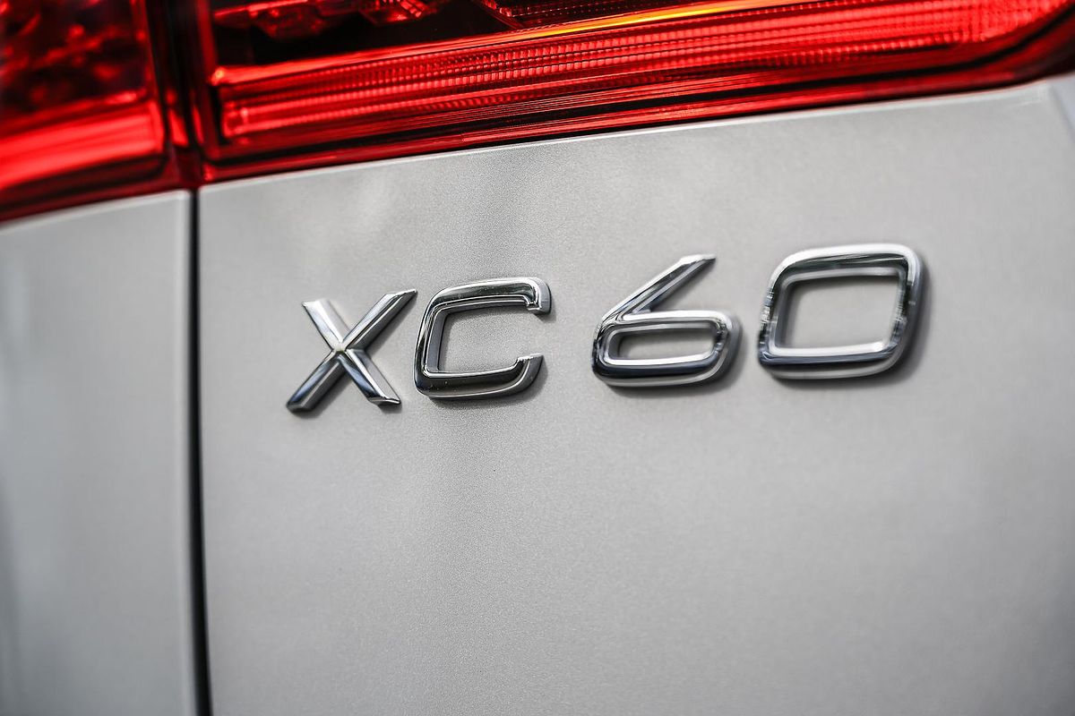 2024 Volvo XC60 Recharge Ultimate T8 Plug-In Hybrid