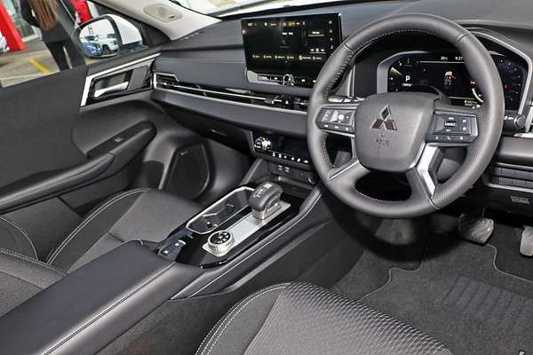 2025 Mitsubishi Outlander LS ZM