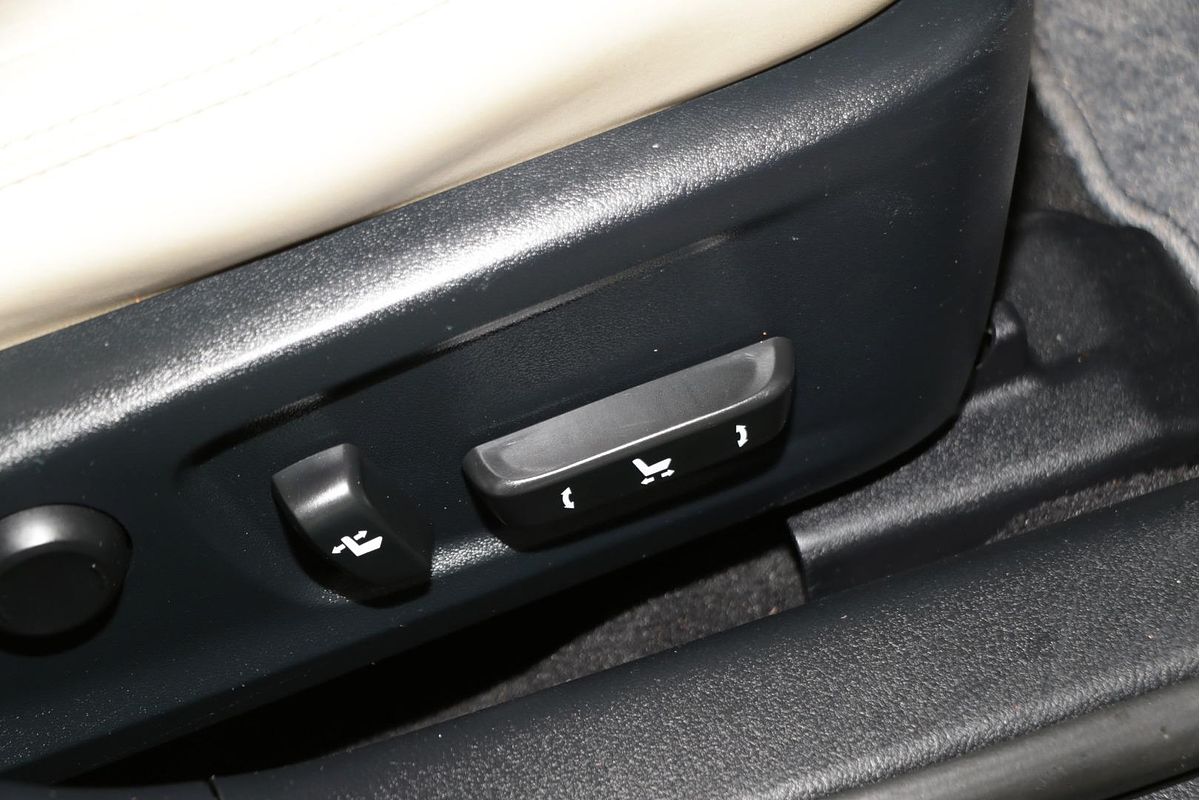2014 Lexus IS IS300h Luxury AVE30R