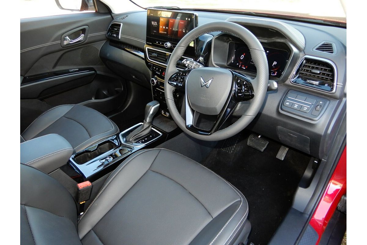 2025 Mahindra XUV 3XO AX7L