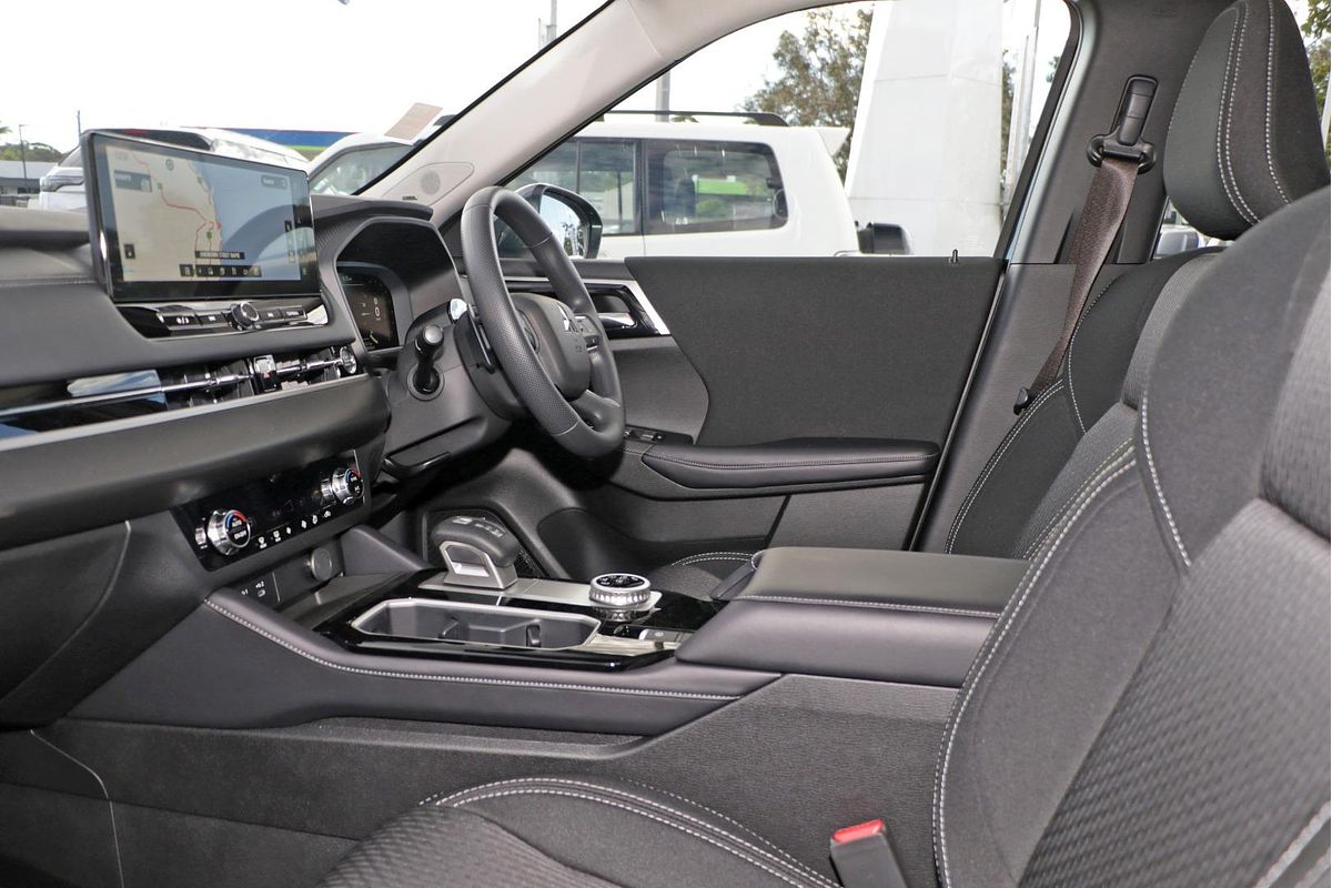2025 Mitsubishi Outlander ES ZM