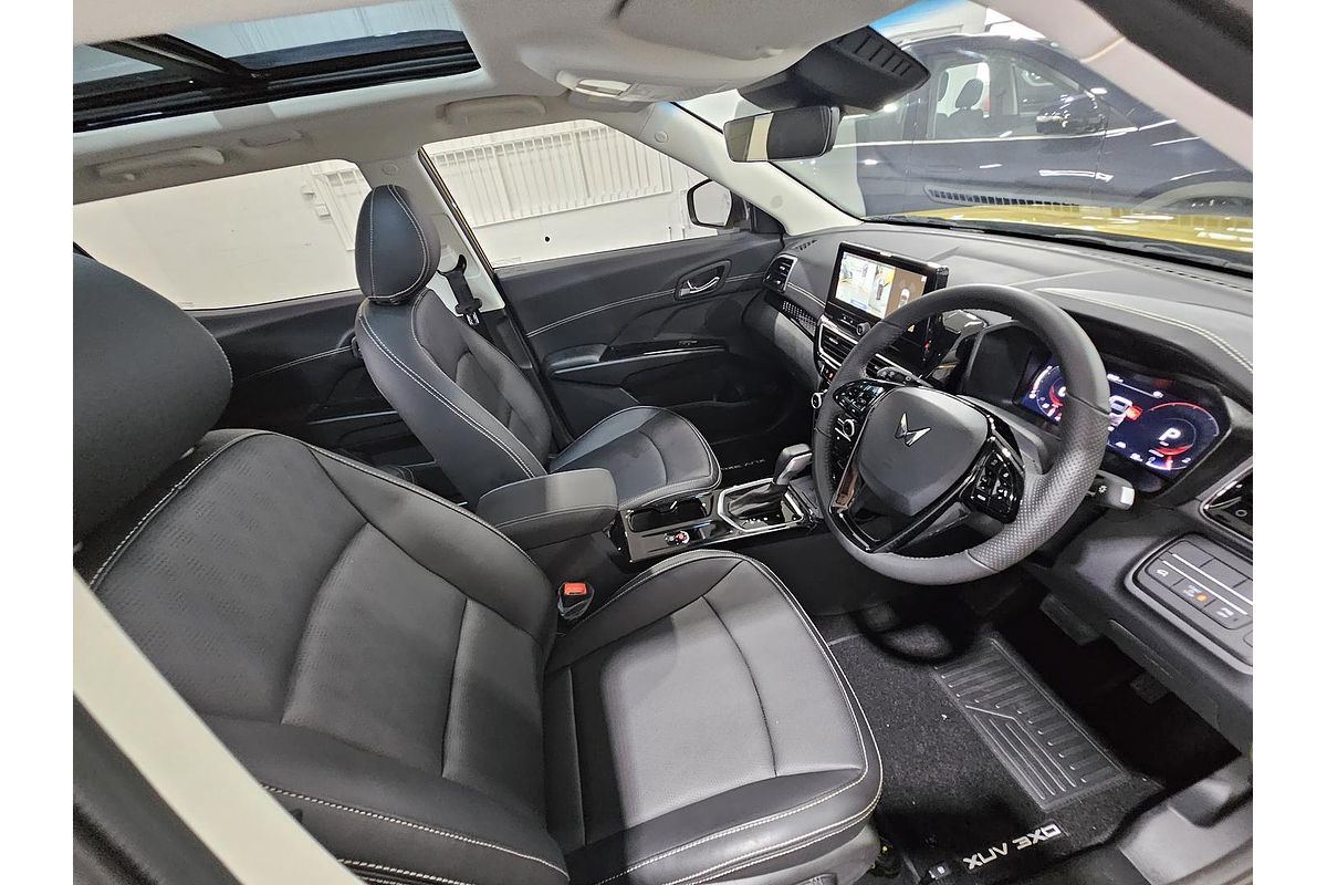 2025 Mahindra XUV3XO AX7L