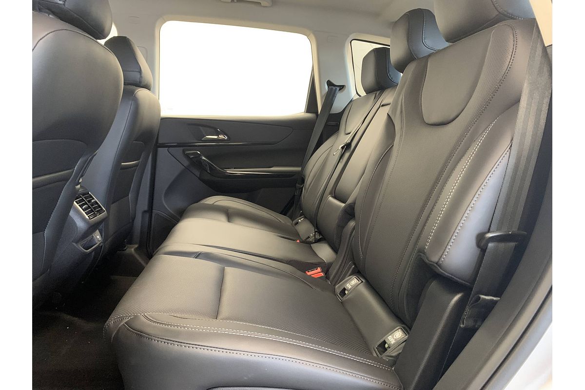 2025 Mahindra XUV700 AX7L