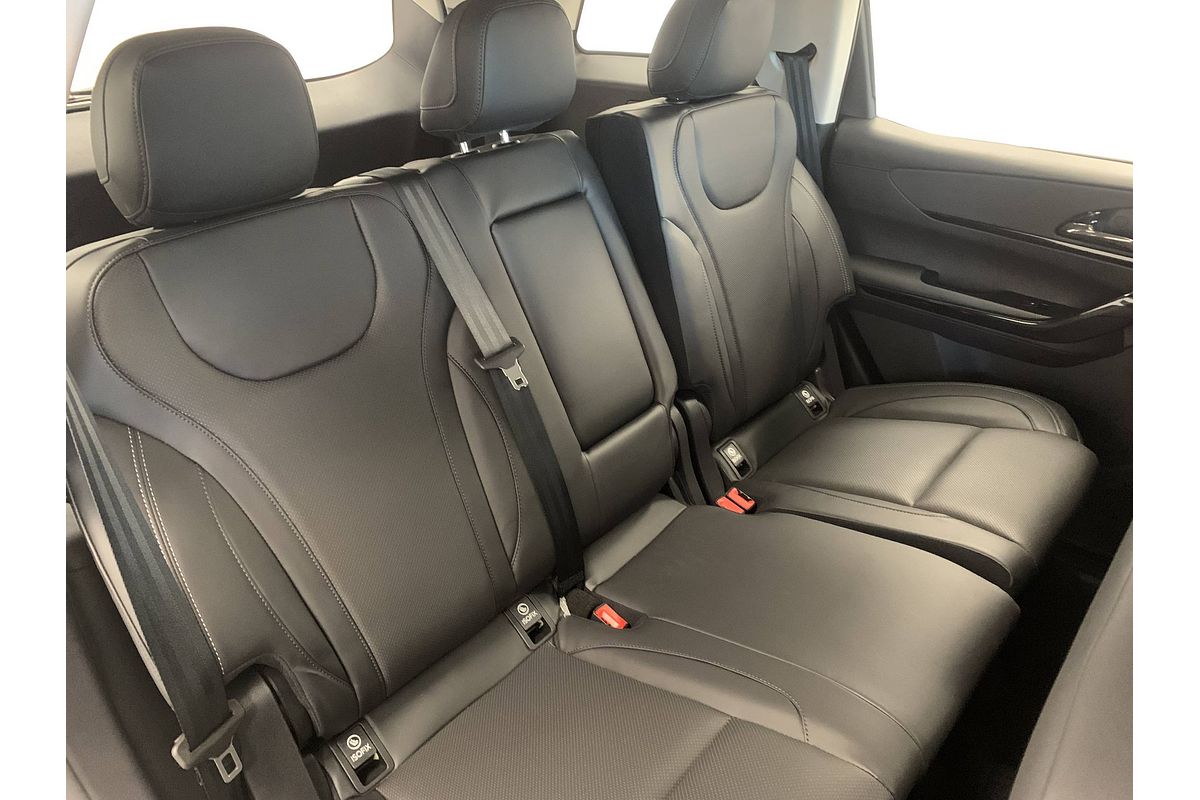 2025 Mahindra XUV700 AX7L