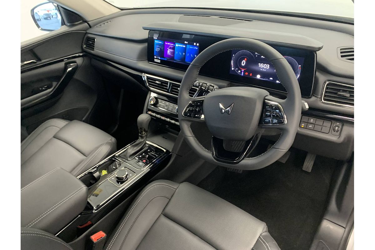 2025 Mahindra XUV700 AX7L