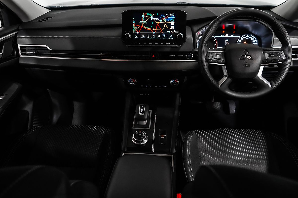 2024 Mitsubishi Outlander LS ZM
