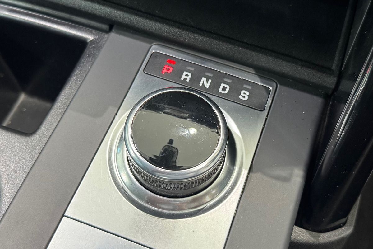 2019 Land Rover Discovery SD6 SE Series 5