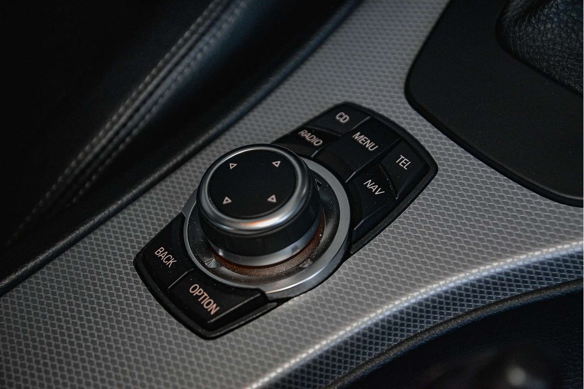 2011 BMW 3 Series 325i Exclusive Innovations E90