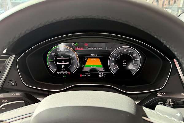 2025 Audi Q5 55 TFSI e S line FY