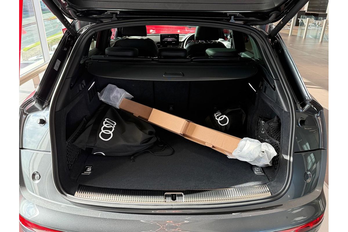 2025 Audi Q5 55 TFSI e S line FY