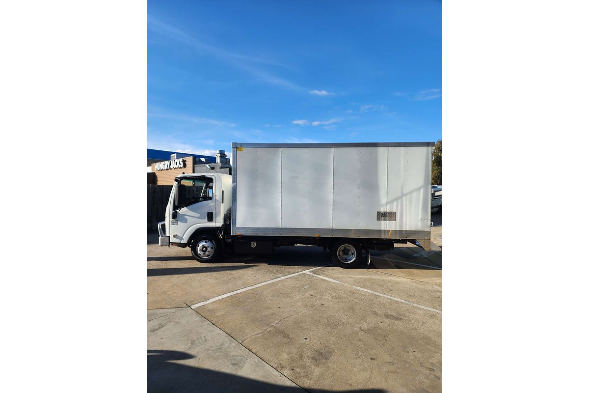 2010 Isuzu N Series NNR 200  4x2