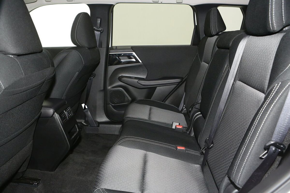 2024 Mitsubishi Outlander LS ZM