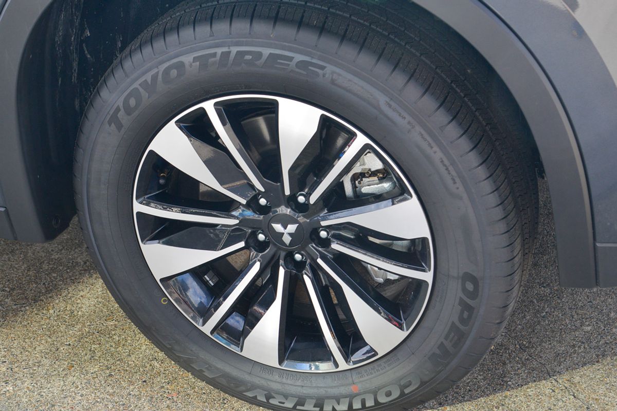 2025 Mitsubishi Outlander LS ZM