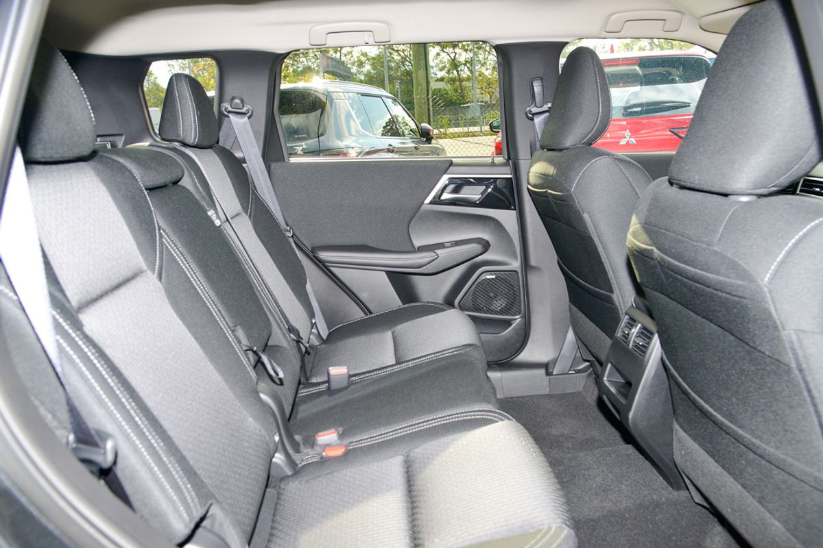 2025 Mitsubishi Outlander LS ZM