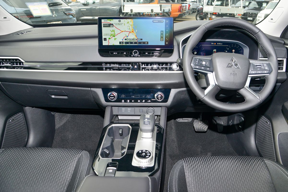2025 Mitsubishi Outlander LS ZM