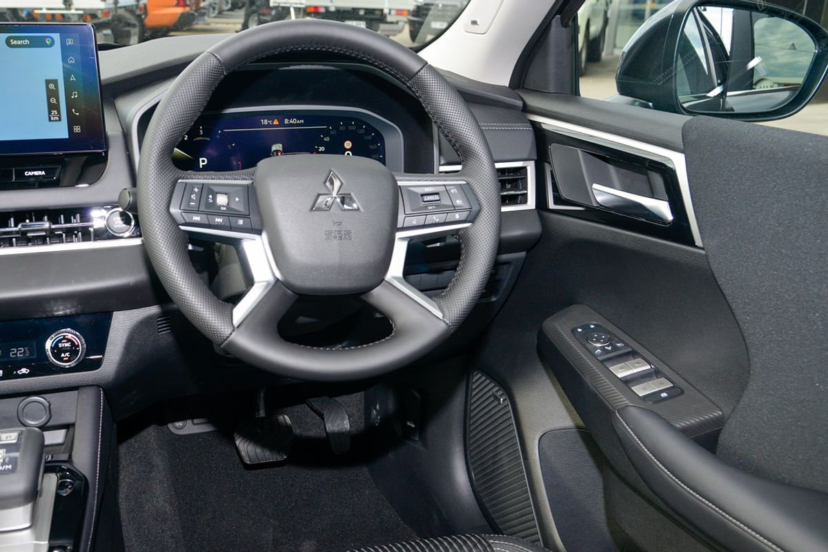 2025 Mitsubishi Outlander LS ZM