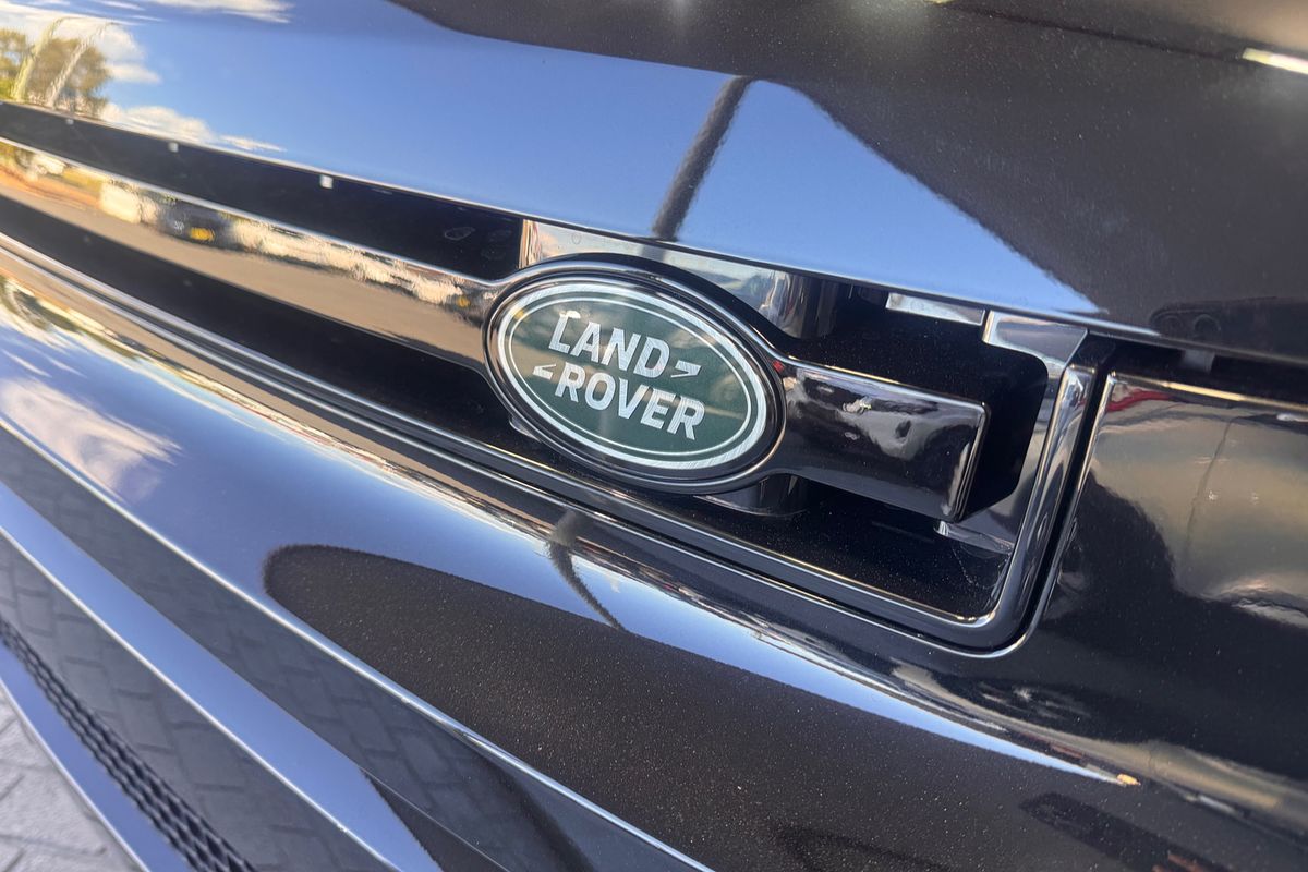 2025 Land Rover Defender 130 D350 X-Dynamic SE L663