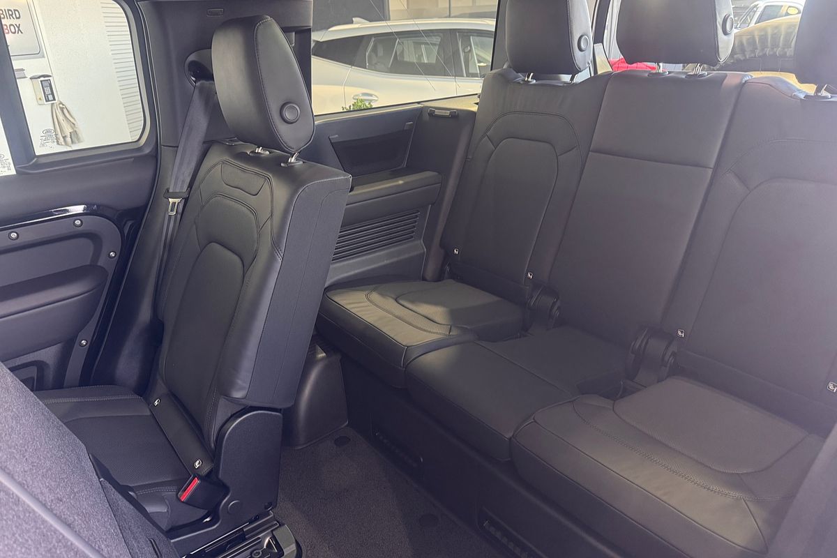 2025 Land Rover Defender 130 D350 X-Dynamic SE L663