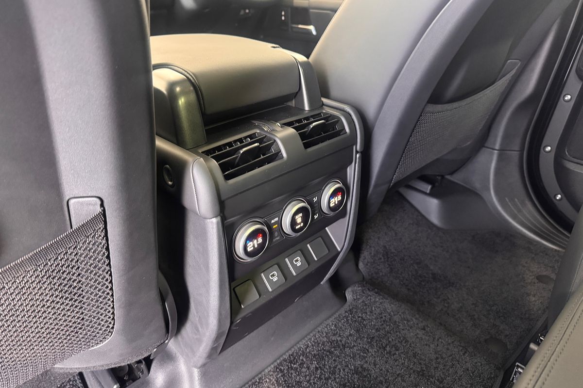 2025 Land Rover Defender 130 D350 X-Dynamic SE L663