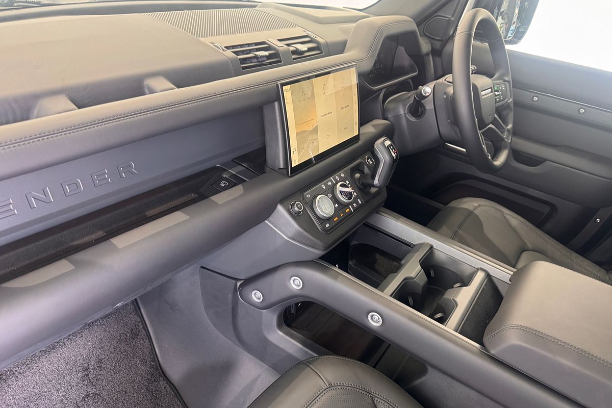 2025 Land Rover Defender 130 D350 X-Dynamic SE L663