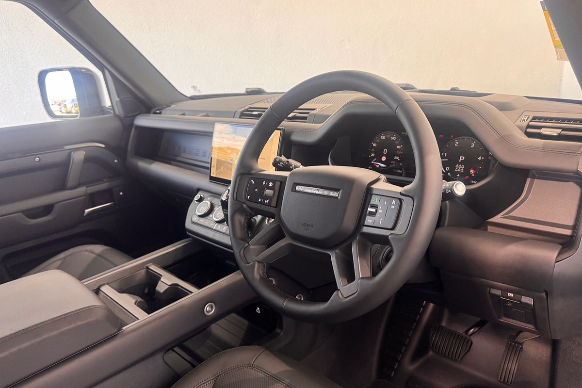2025 Land Rover Defender 130 D350 X-Dynamic SE L663