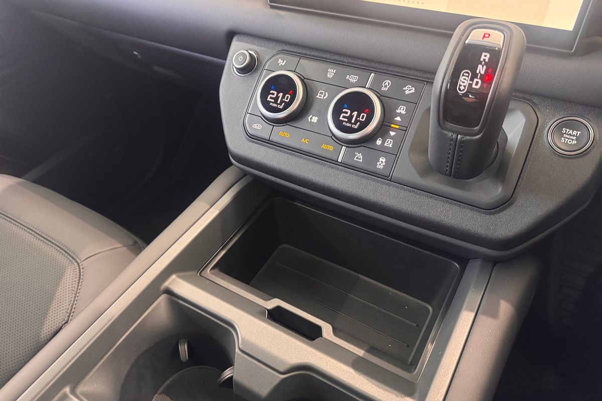 2025 Land Rover Defender 130 D350 X-Dynamic SE L663