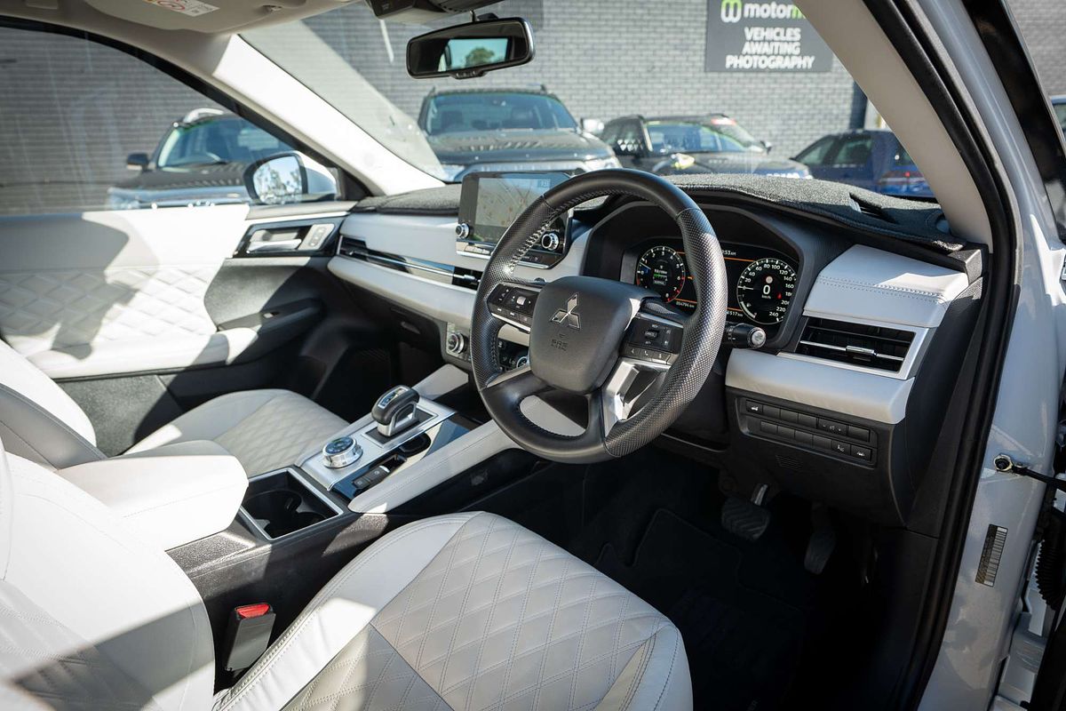 2022 Mitsubishi Outlander Exceed ZM