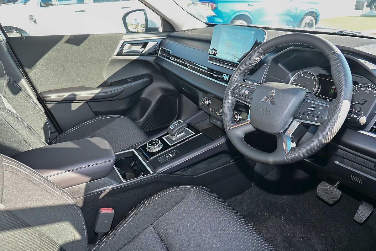 2024 Mitsubishi Outlander LS ZM