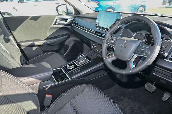 2024 Mitsubishi Outlander LS ZM