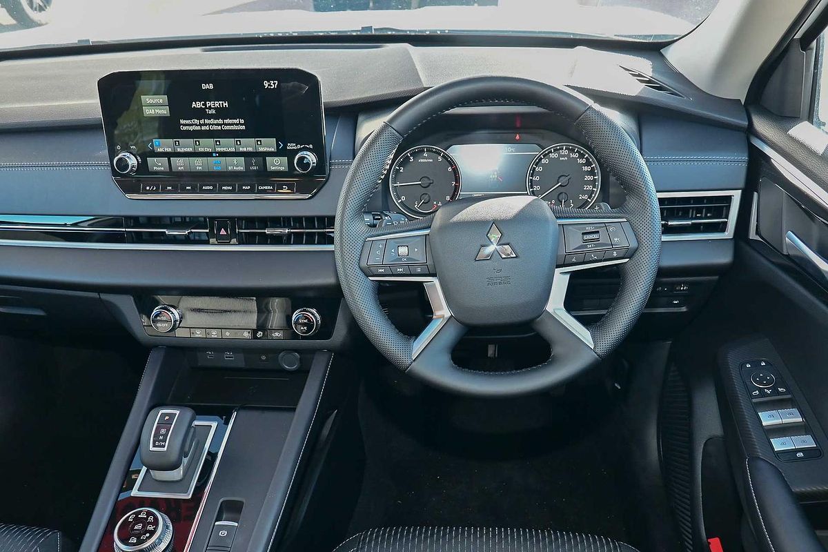 2024 Mitsubishi Outlander LS ZM