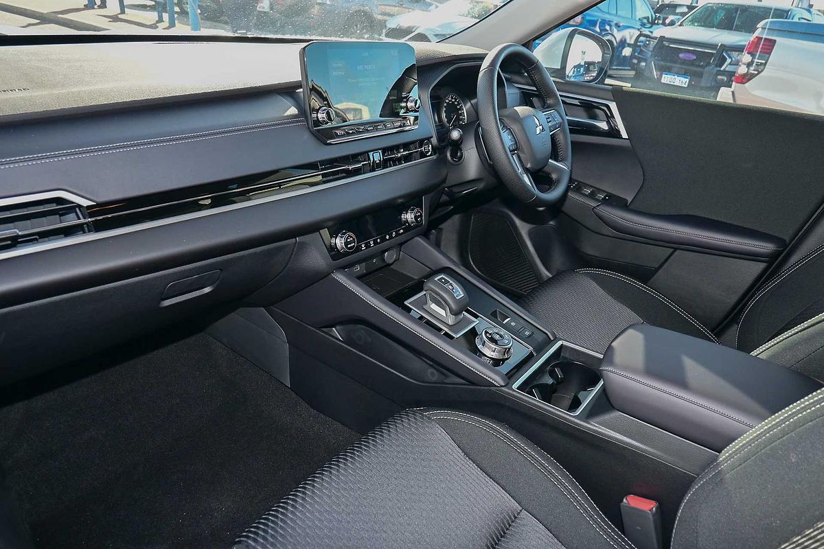 2024 Mitsubishi Outlander LS ZM
