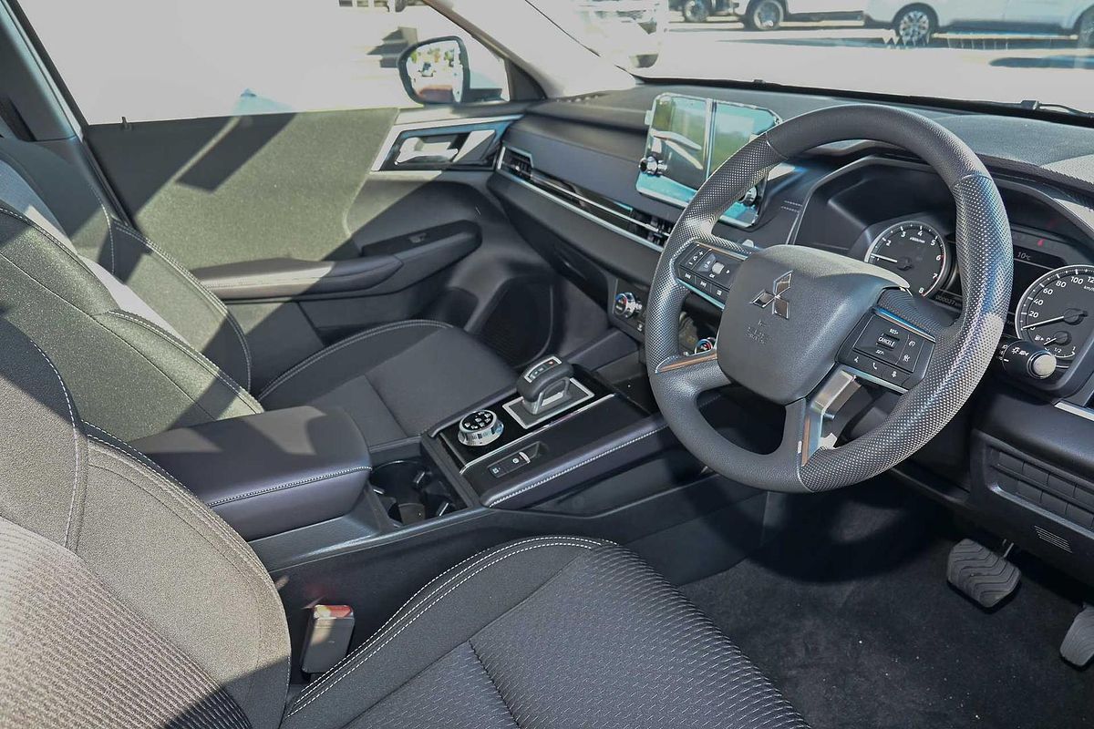 2025 Mitsubishi Outlander ES ZM
