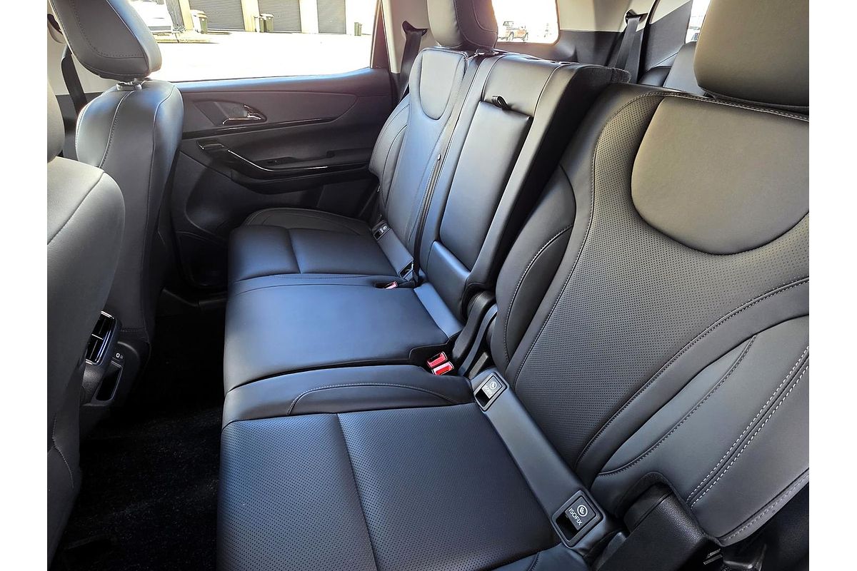 2025 Mahindra XUV700 AX7L