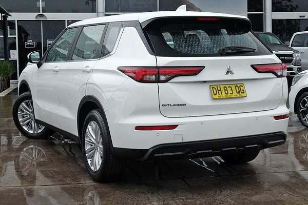 2023 Mitsubishi Outlander ES ZM
