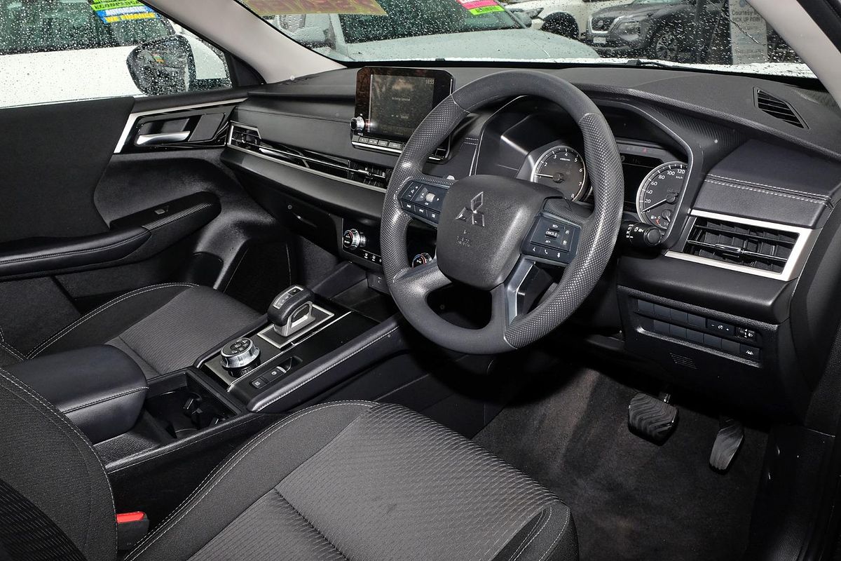 2023 Mitsubishi Outlander ES ZM