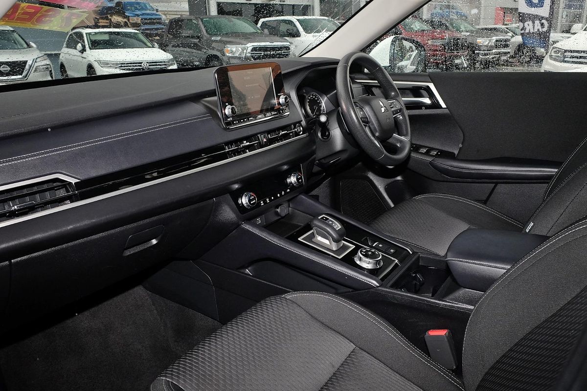 2023 Mitsubishi Outlander ES ZM