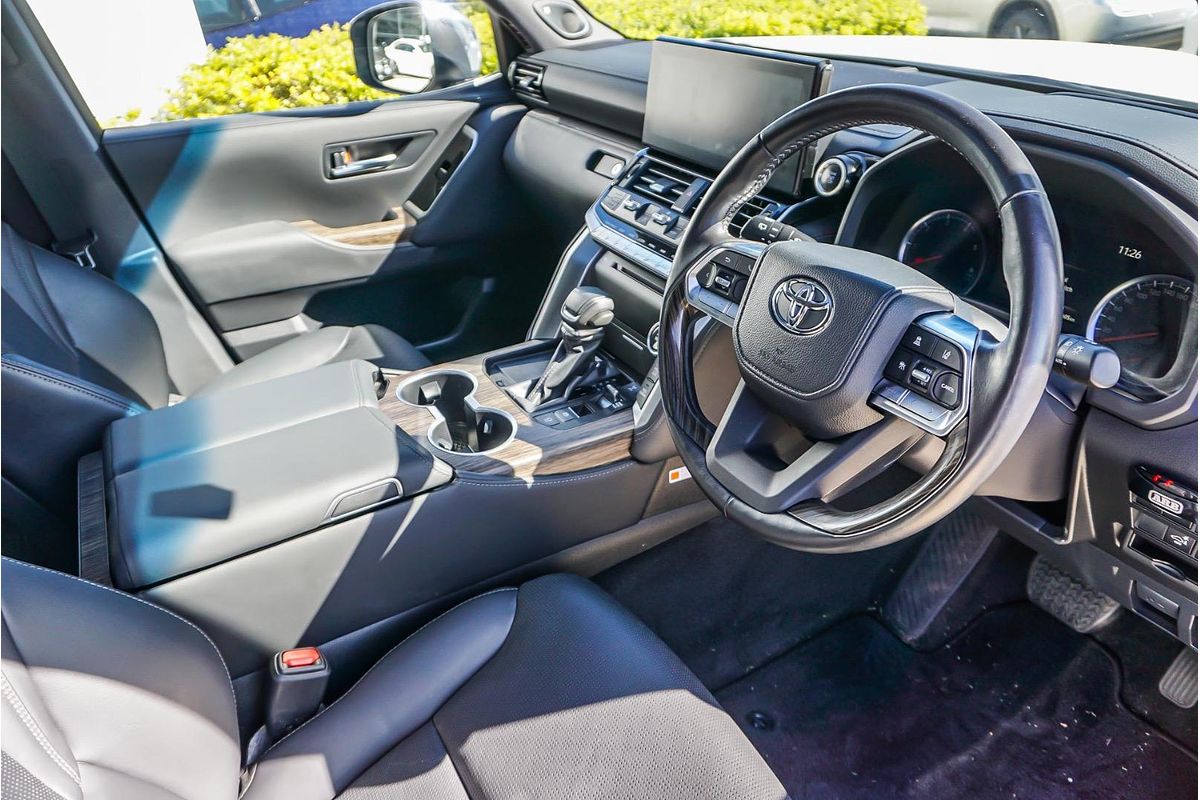 2023 Toyota Landcruiser Sahara FJA300R