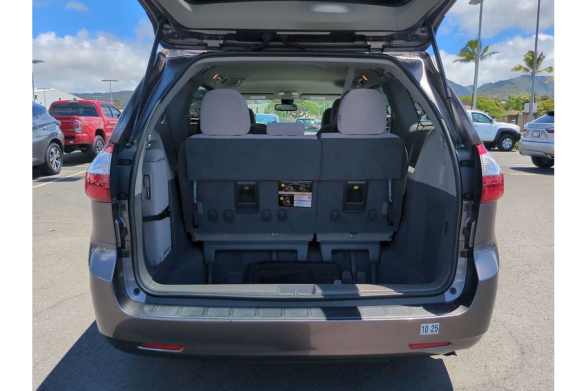 2019 Toyota SIENNA LE