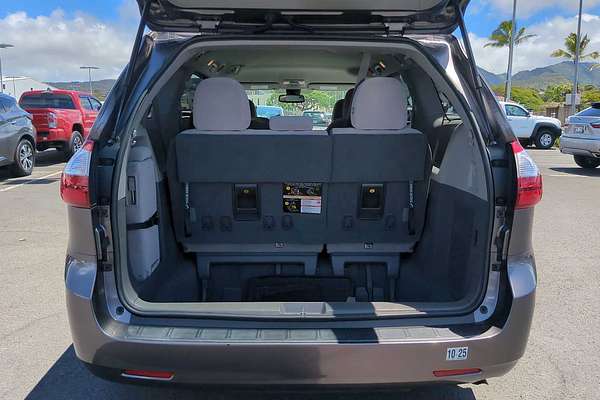 2019 Toyota SIENNA LE