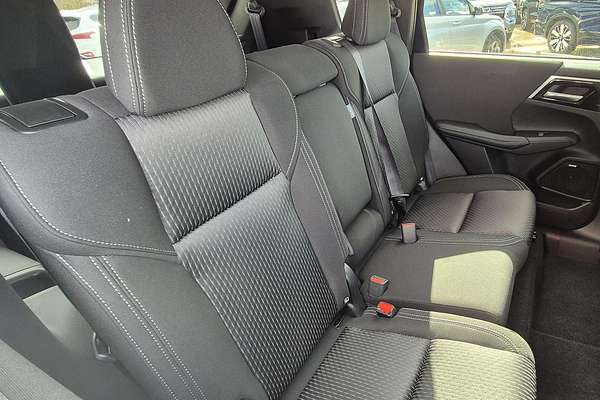 2025 Mitsubishi Outlander LS ZM
